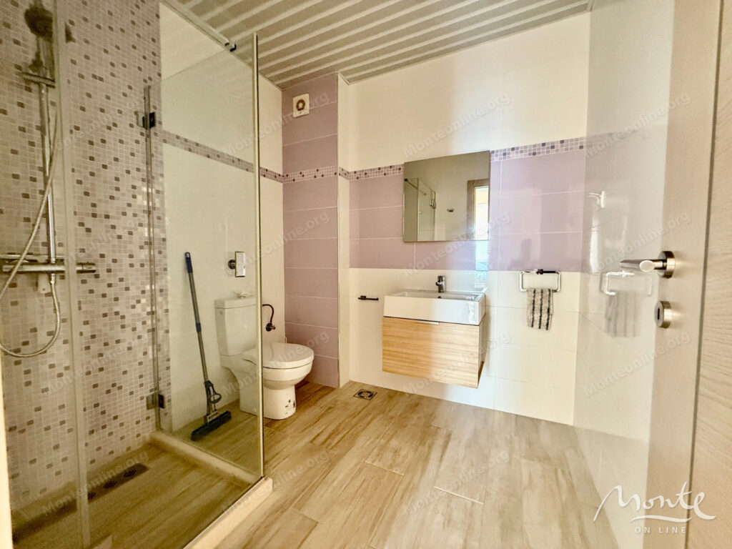 apartament s 2 spalnyami na pervoj linii s privatnym plyazhem v dobra voda bar 12