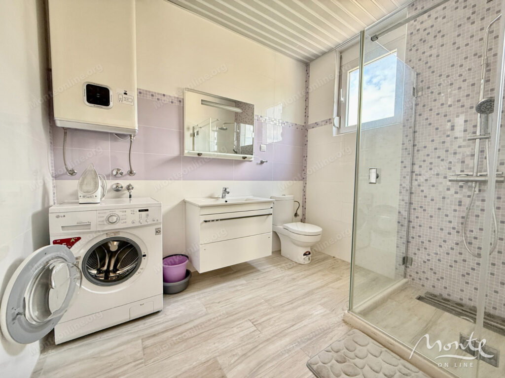 apartament s 2 spalnyami na pervoj linii s privatnym plyazhem v dobra voda bar 13