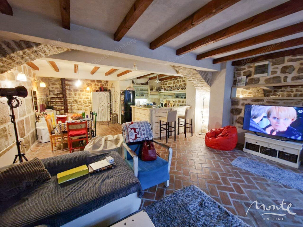 dvuhurovnevaya kvartira v kamennom dome v serdcze starogo goroda herczeg novi 01