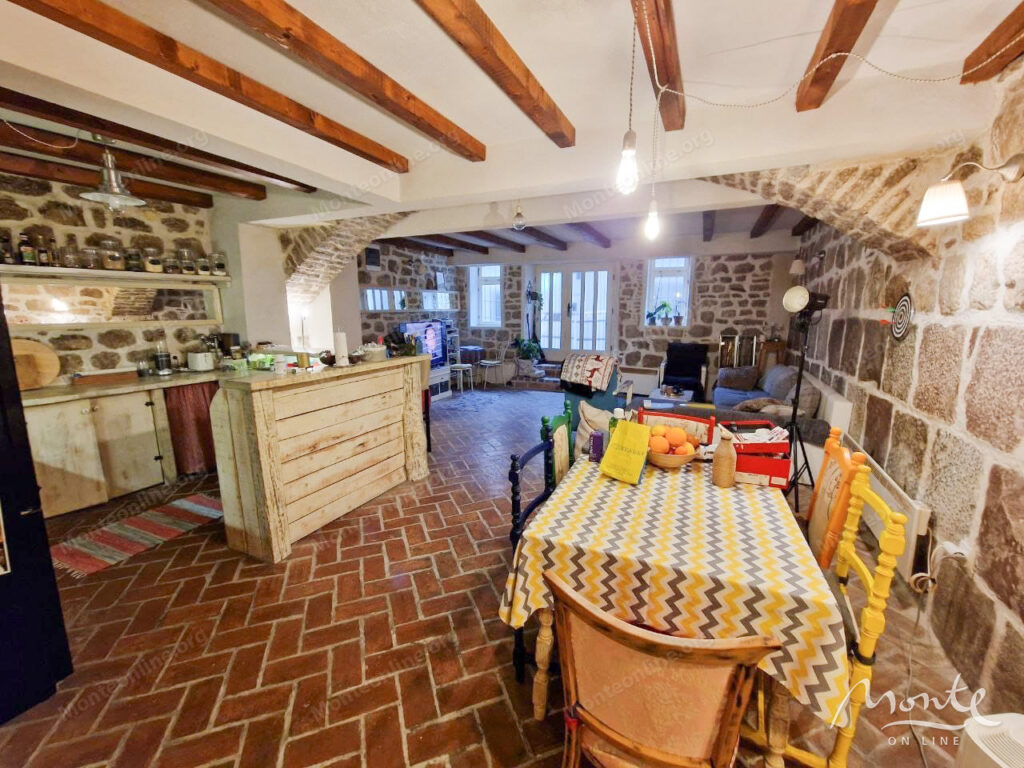 dvuhurovnevaya kvartira v kamennom dome v serdcze starogo goroda herczeg novi 02