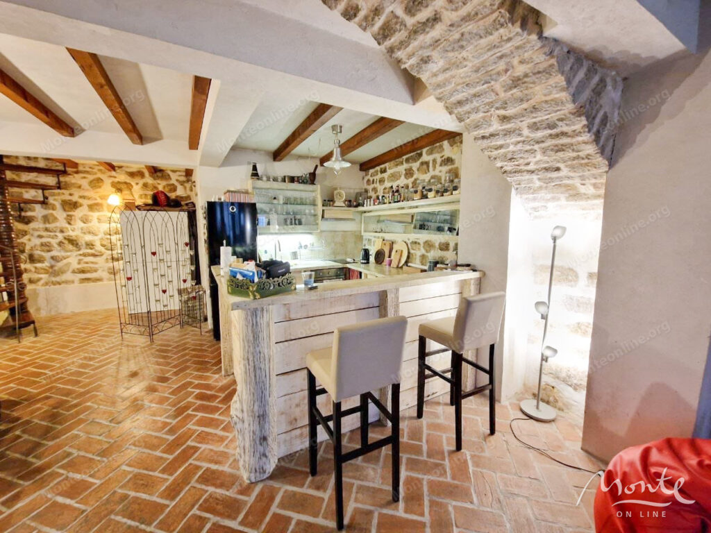 dvuhurovnevaya kvartira v kamennom dome v serdcze starogo goroda herczeg novi 05