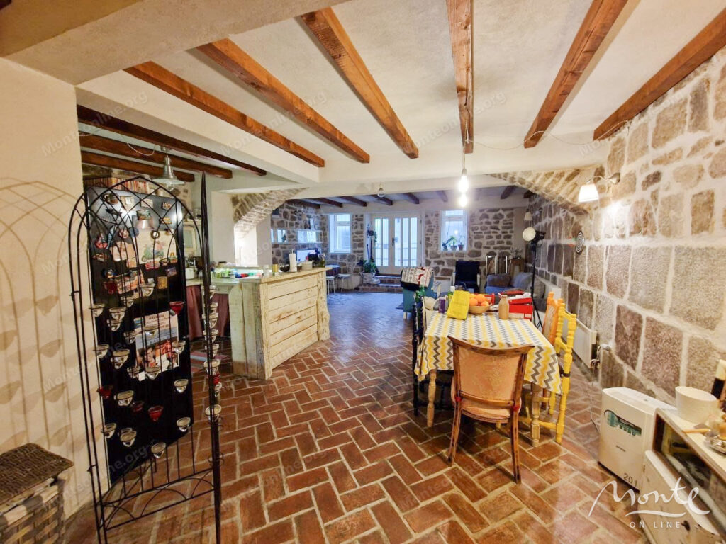 dvuhurovnevaya kvartira v kamennom dome v serdcze starogo goroda herczeg novi 06