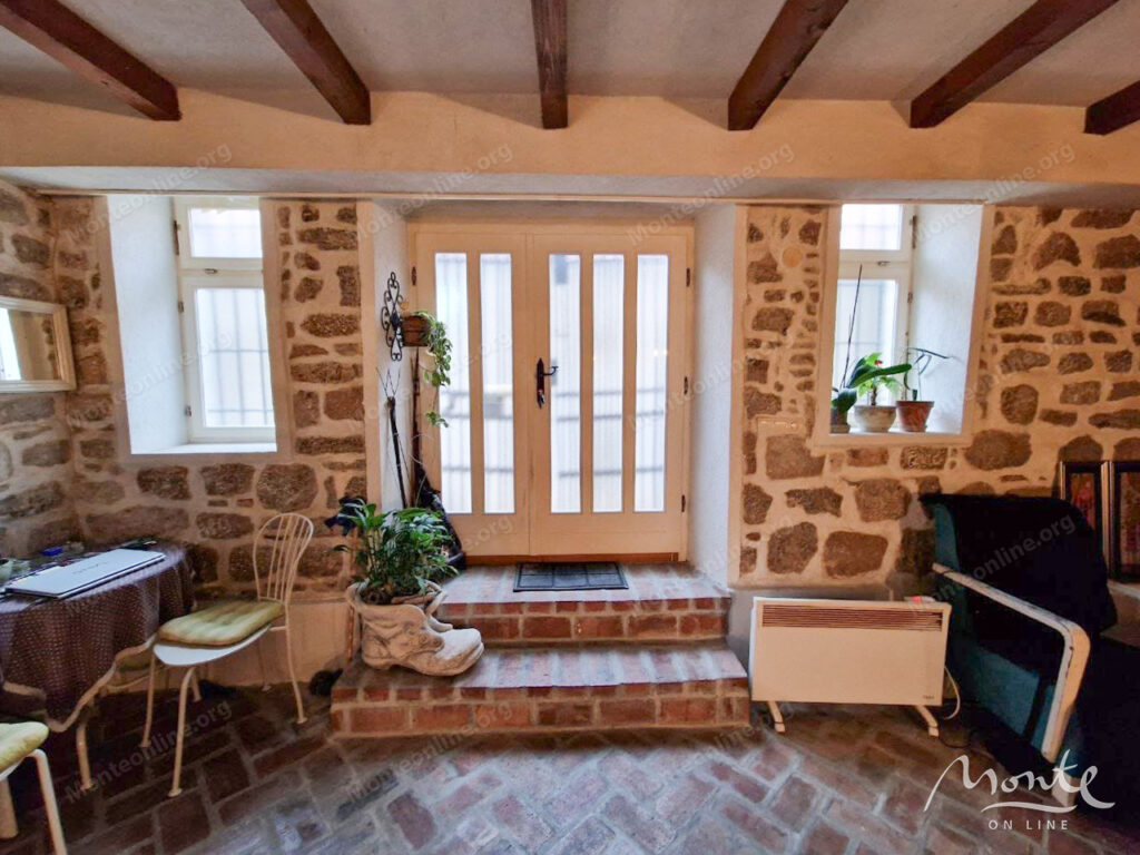 dvuhurovnevaya kvartira v kamennom dome v serdcze starogo goroda herczeg novi 07