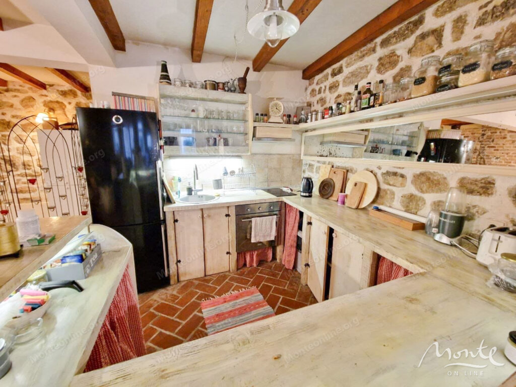 dvuhurovnevaya kvartira v kamennom dome v serdcze starogo goroda herczeg novi 08