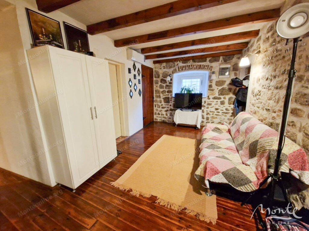 dvuhurovnevaya kvartira v kamennom dome v serdcze starogo goroda herczeg novi 09