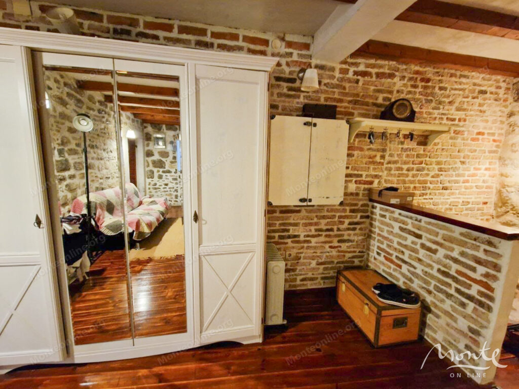 dvuhurovnevaya kvartira v kamennom dome v serdcze starogo goroda herczeg novi 10