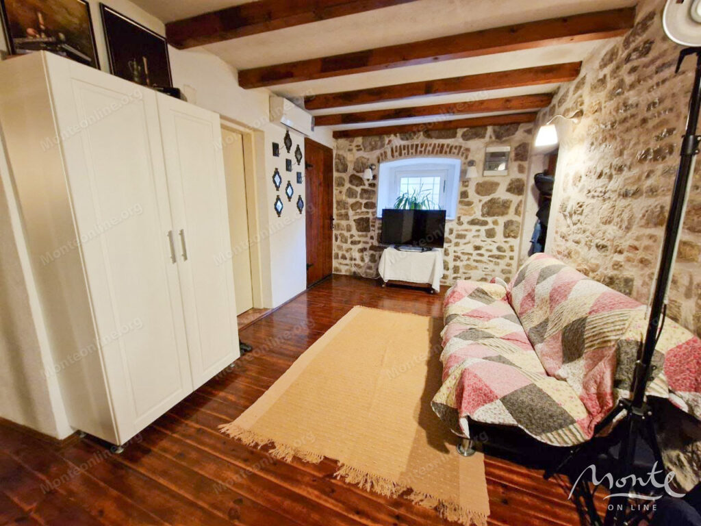 dvuhurovnevaya kvartira v kamennom dome v serdcze starogo goroda herczeg novi 11