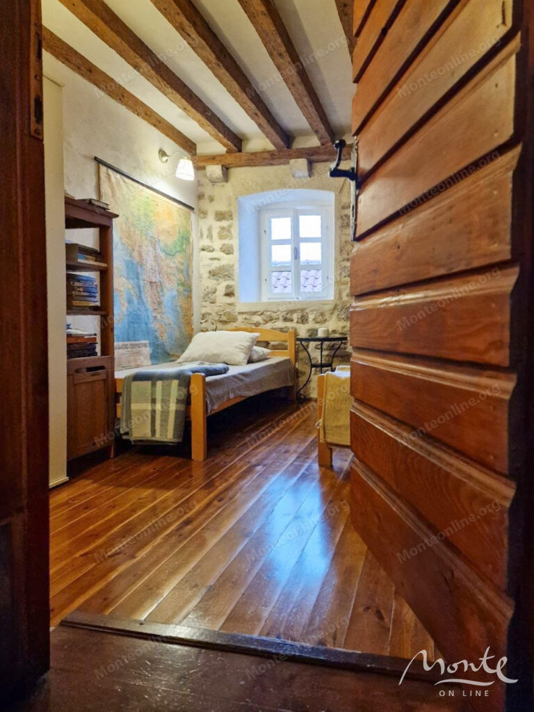 dvuhurovnevaya kvartira v kamennom dome v serdcze starogo goroda herczeg novi 13