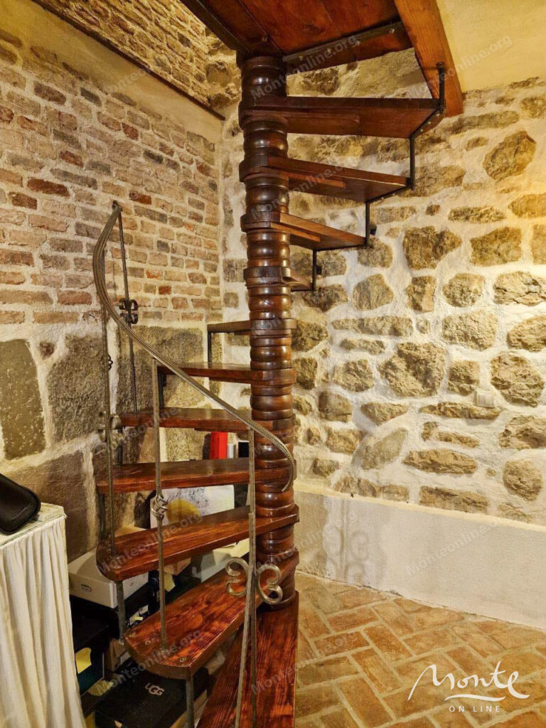 dvuhurovnevaya kvartira v kamennom dome v serdcze starogo goroda herczeg novi 16