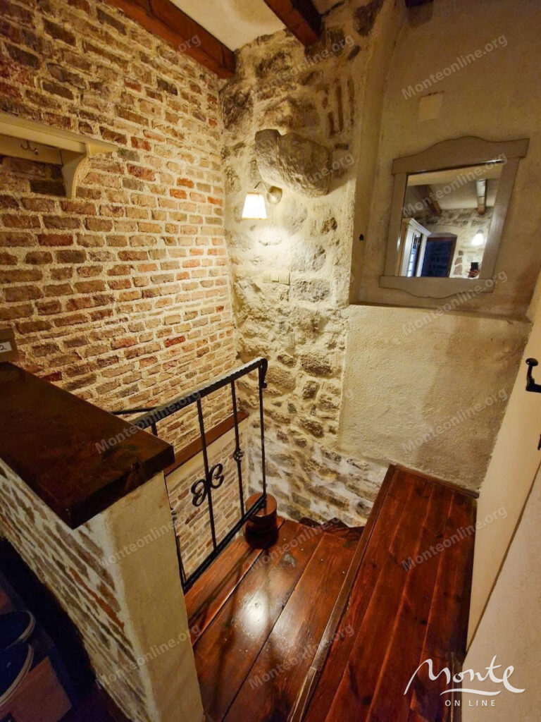 dvuhurovnevaya kvartira v kamennom dome v serdcze starogo goroda herczeg novi 17