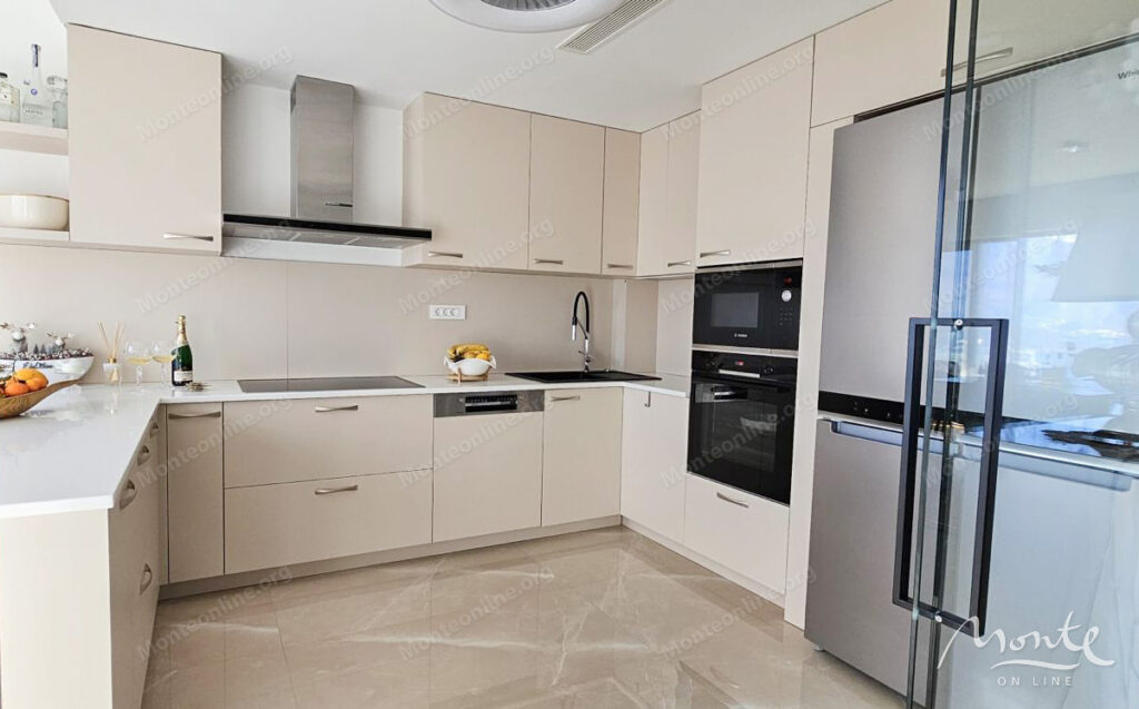 eksklyuzivnaya kvartira s panoramnym vidom na more v budve 08