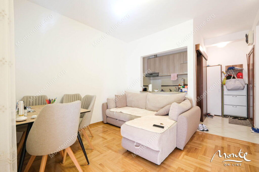 kvartira s 1 spalnej prostornaya terrasa i svezhij remont budva 01