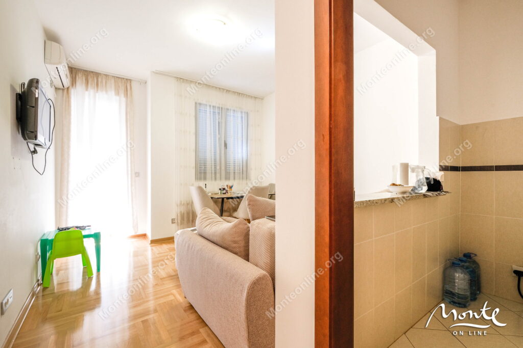 kvartira s 1 spalnej prostornaya terrasa i svezhij remont budva 03