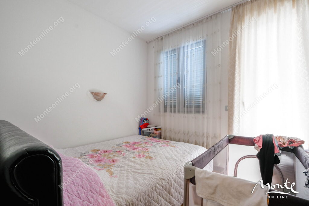 kvartira s 1 spalnej prostornaya terrasa i svezhij remont budva 04