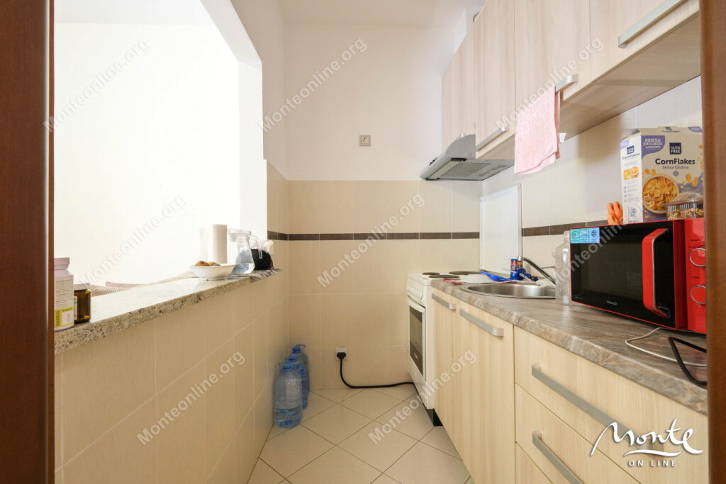 kvartira s 1 spalnej prostornaya terrasa i svezhij remont budva 05