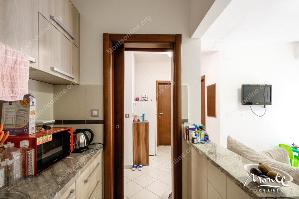 kvartira s 1 spalnej prostornaya terrasa i svezhij remont budva 07