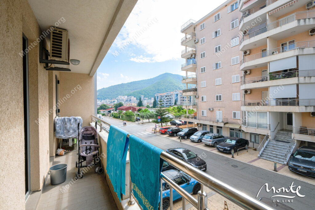 kvartira s 1 spalnej prostornaya terrasa i svezhij remont budva 09