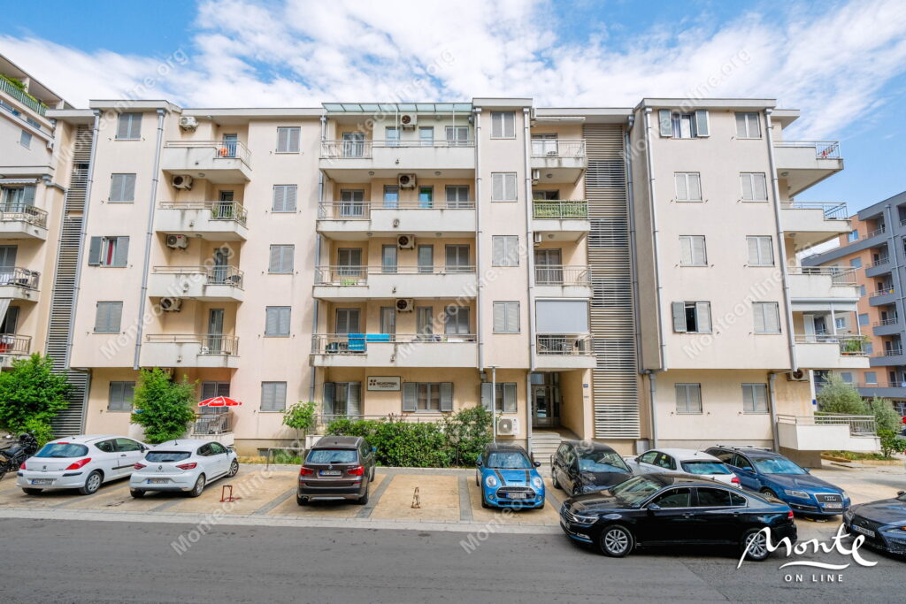 kvartira s 1 spalnej prostornaya terrasa i svezhij remont budva 13