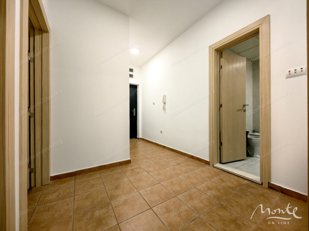 kvartira s 2 spalnyami terrasoj i otlichnoj infrastrukturoj v czentre podgoriczy 05