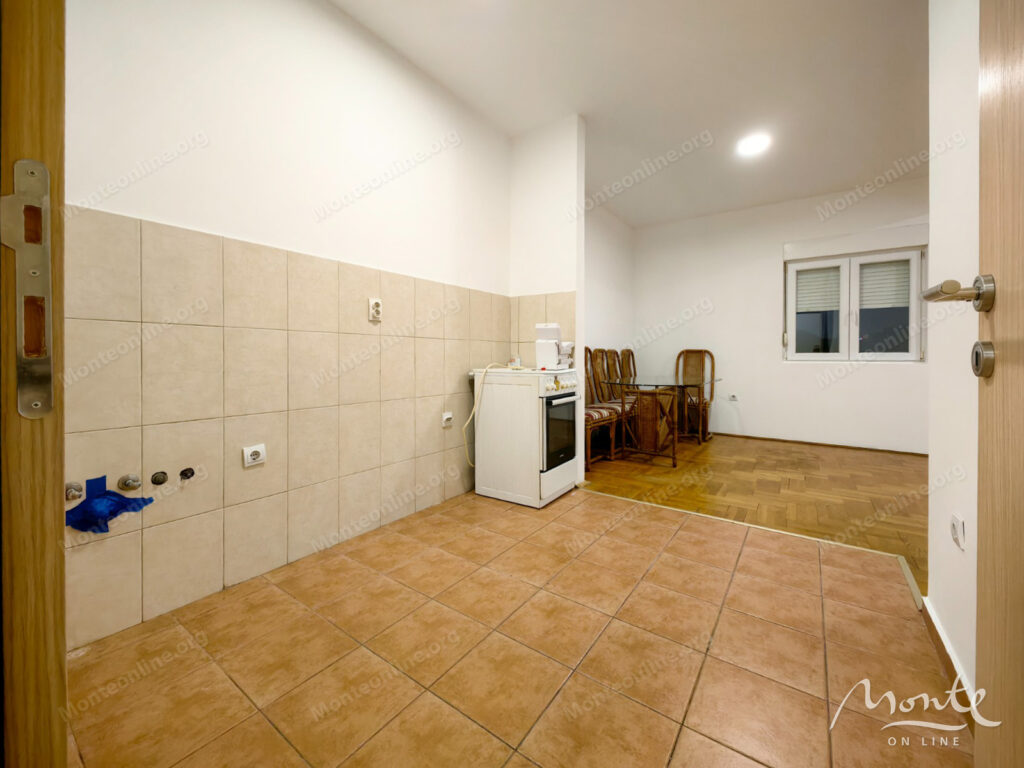 kvartira s 2 spalnyami terrasoj i otlichnoj infrastrukturoj v czentre podgoriczy 06