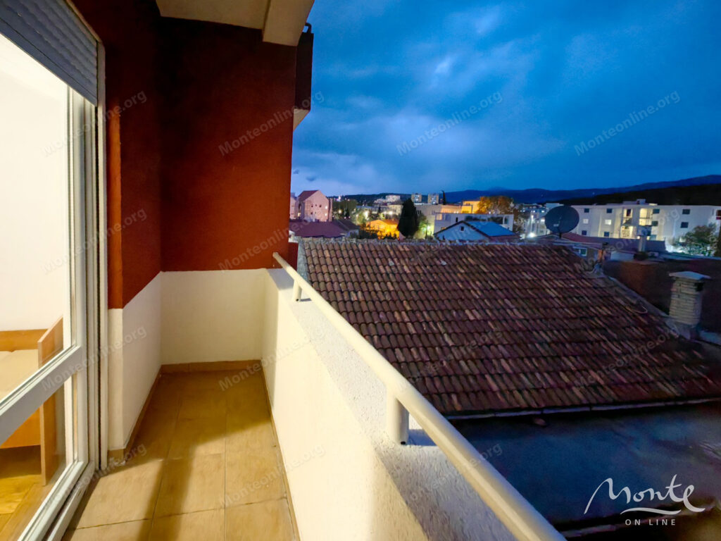 kvartira s 2 spalnyami terrasoj i otlichnoj infrastrukturoj v czentre podgoriczy 13