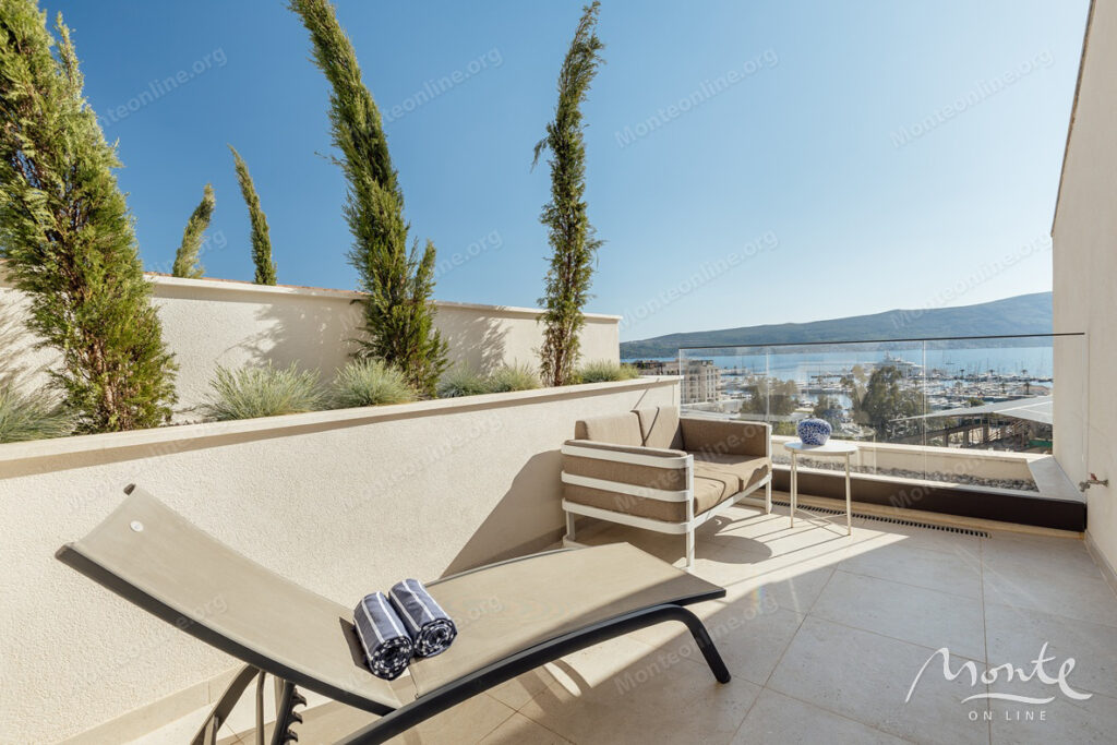 novyj penthaus v porto montenegro s potryasayushhim vidom na boka kotorskij zaliv 36