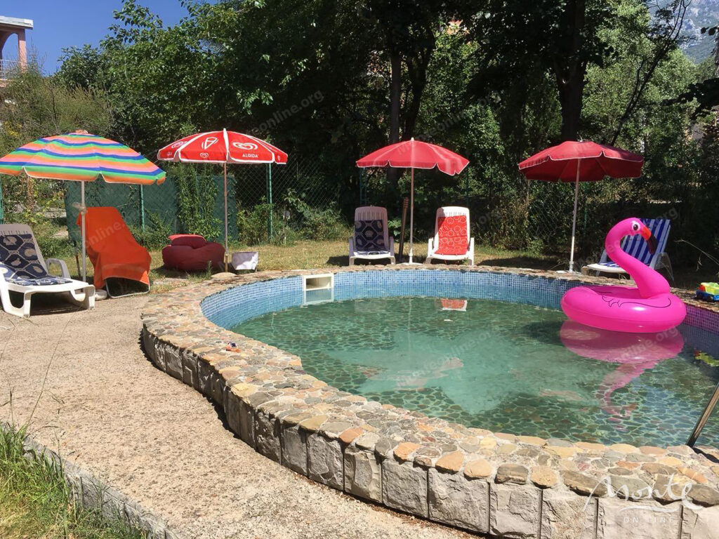 otel na 5 apartamentov v tihom rajone sutomore ryadom s morem 03