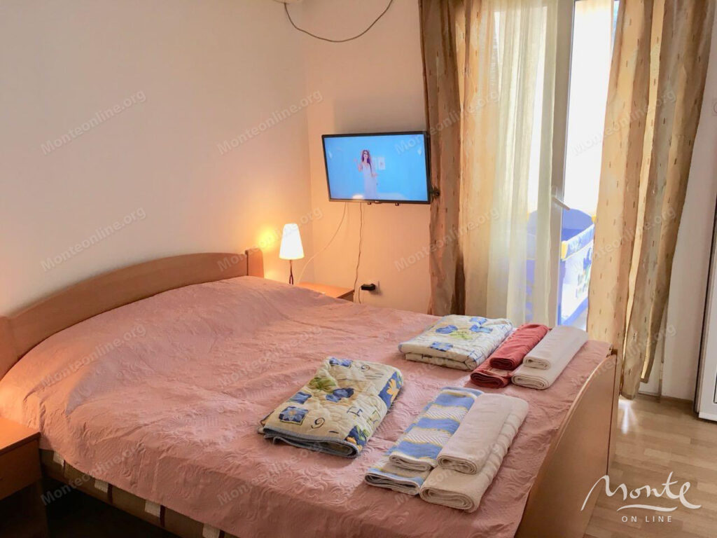 otel na 5 apartamentov v tihom rajone sutomore ryadom s morem 09