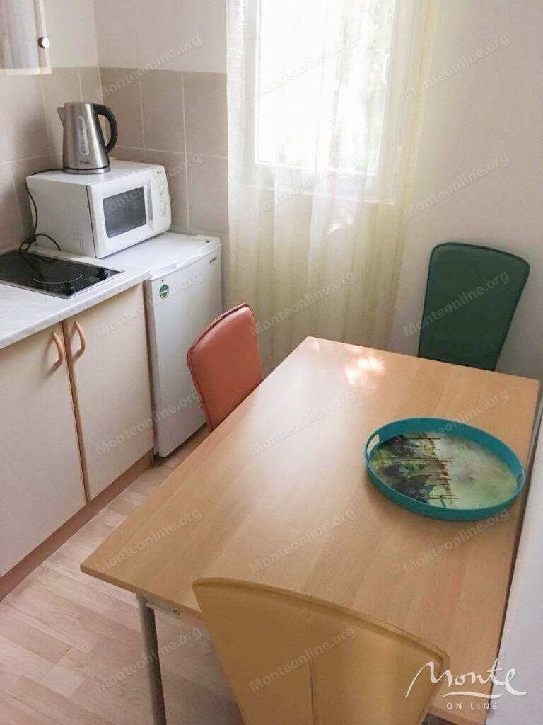 otel na 5 apartamentov v tihom rajone sutomore ryadom s morem 14