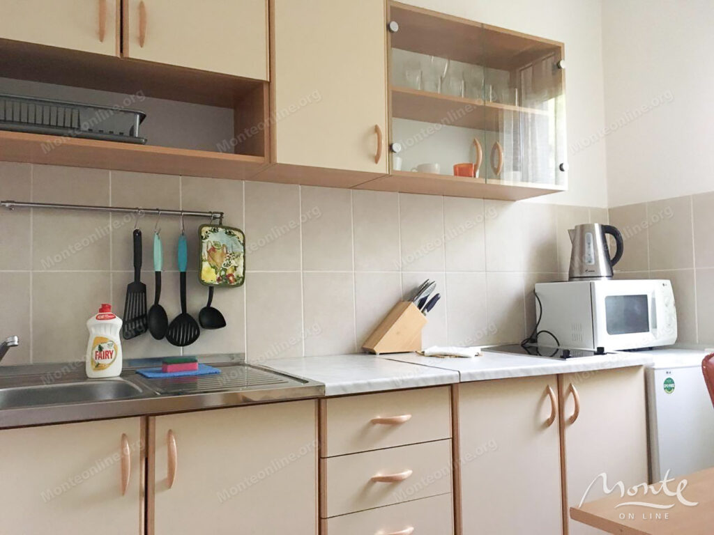 otel na 5 apartamentov v tihom rajone sutomore ryadom s morem 15