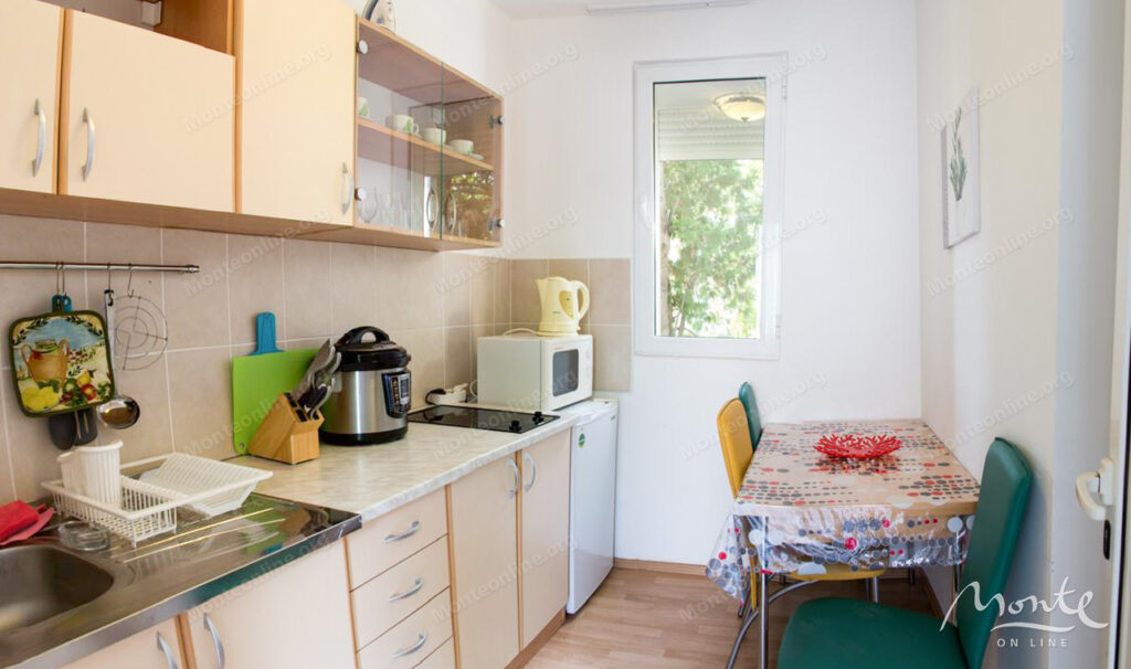 otel na 5 apartamentov v tihom rajone sutomore ryadom s morem 16