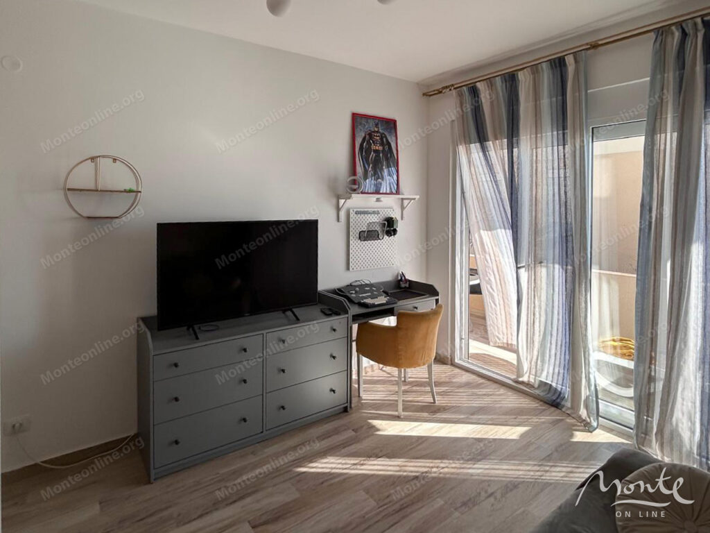 prostornaya 2 spalnaya kvartira na pervoj linii s vidom na adriatiku v dobra voda bar 02