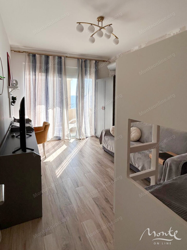 prostornaya 2 spalnaya kvartira na pervoj linii s vidom na adriatiku v dobra voda bar 06