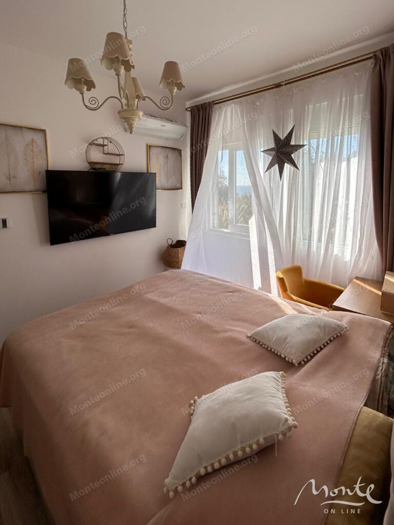 prostornaya 2 spalnaya kvartira na pervoj linii s vidom na adriatiku v dobra voda bar 10