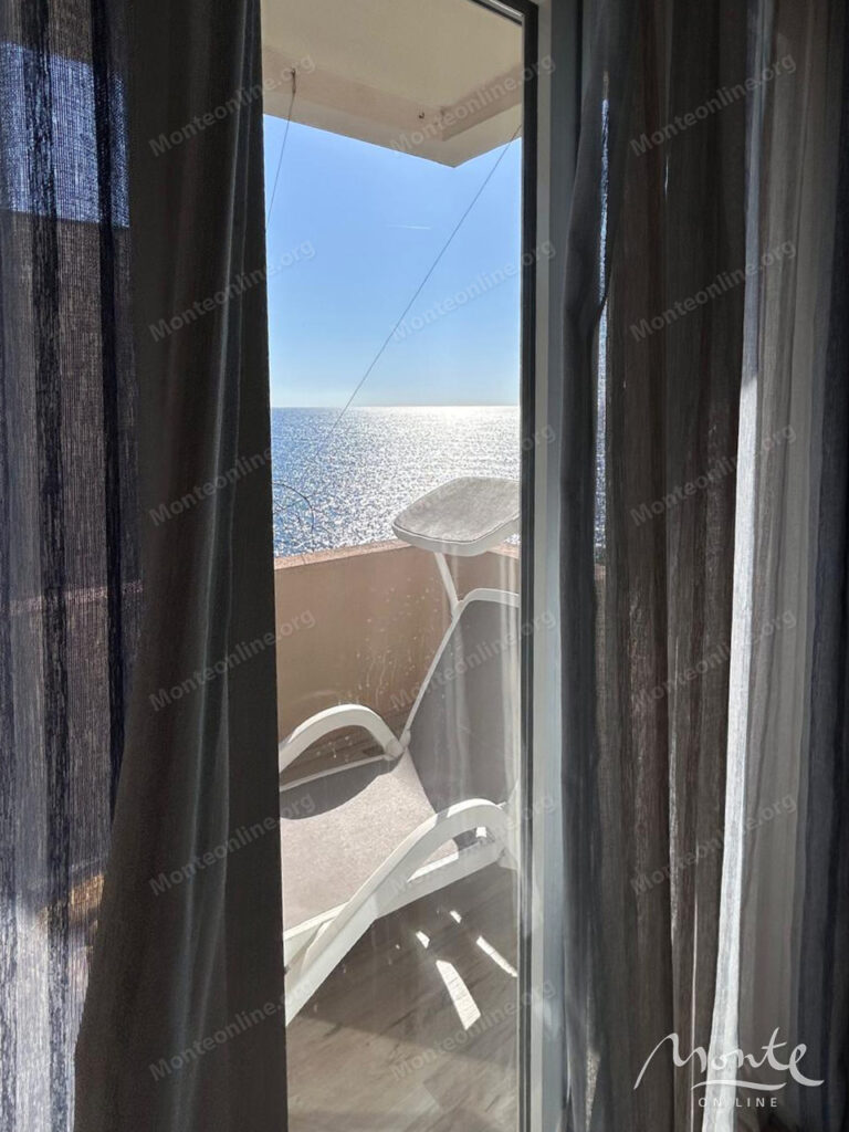 prostornaya 2 spalnaya kvartira na pervoj linii s vidom na adriatiku v dobra voda bar 13