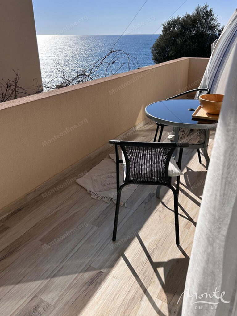 prostornaya 2 spalnaya kvartira na pervoj linii s vidom na adriatiku v dobra voda bar 14