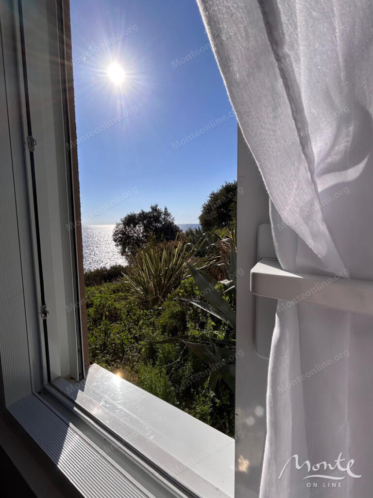 prostornaya 2 spalnaya kvartira na pervoj linii s vidom na adriatiku v dobra voda bar 15