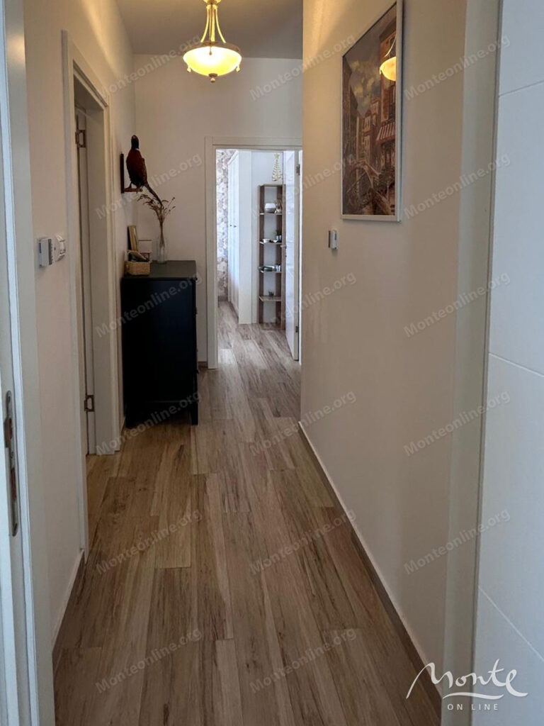 prostornaya 2 spalnaya kvartira na pervoj linii s vidom na adriatiku v dobra voda bar 17