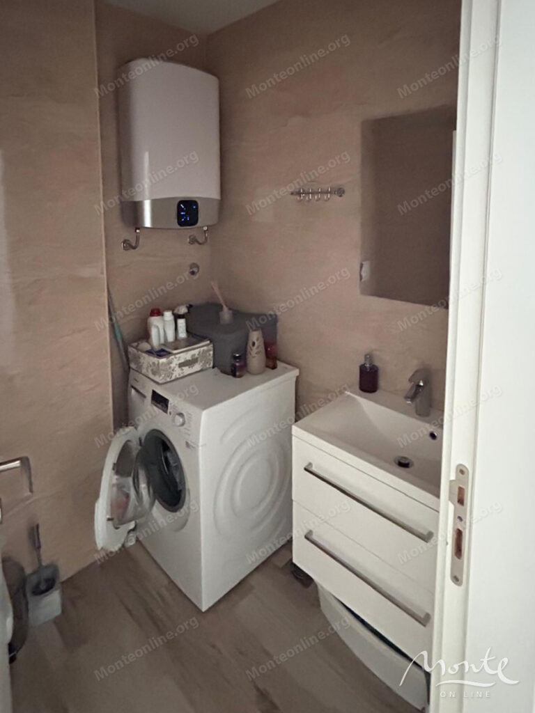 prostornaya 2 spalnaya kvartira na pervoj linii s vidom na adriatiku v dobra voda bar 18