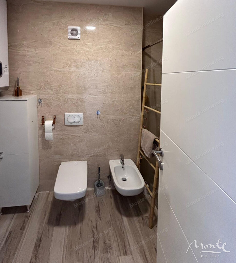 prostornaya 2 spalnaya kvartira na pervoj linii s vidom na adriatiku v dobra voda bar 19