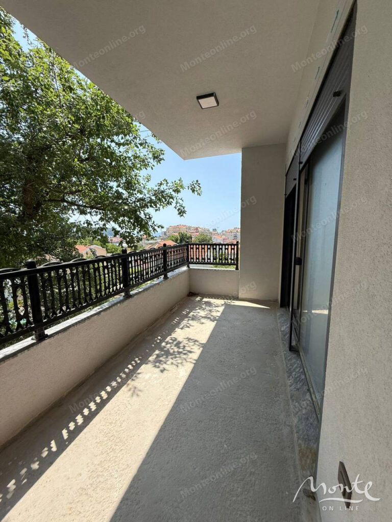 prostornaya 2 spalnaya kvartira v novom dome s vidom na more budva 03