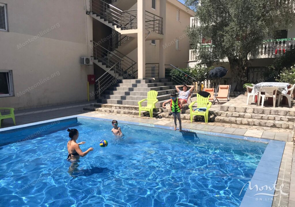 prostornaya kvartira s 2 spalnyami v petrovacze s vidom na more i bassejnom 02