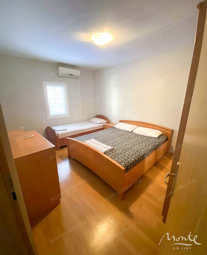 prostornaya kvartira s 2 spalnyami v petrovacze s vidom na more i bassejnom 04