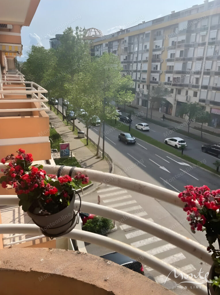 prostornaya kvartira s 3 spalnyami v czentre podgoriczy 07