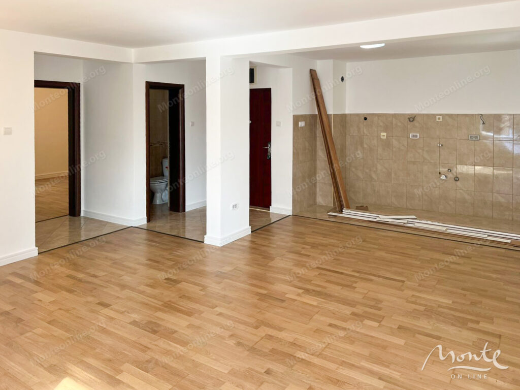 prostornaya kvartira s dvumya terrasami v petrovcze 01