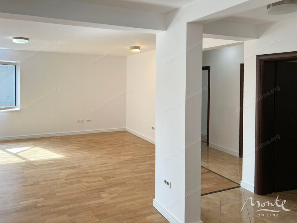 prostornaya kvartira s dvumya terrasami v petrovcze 02