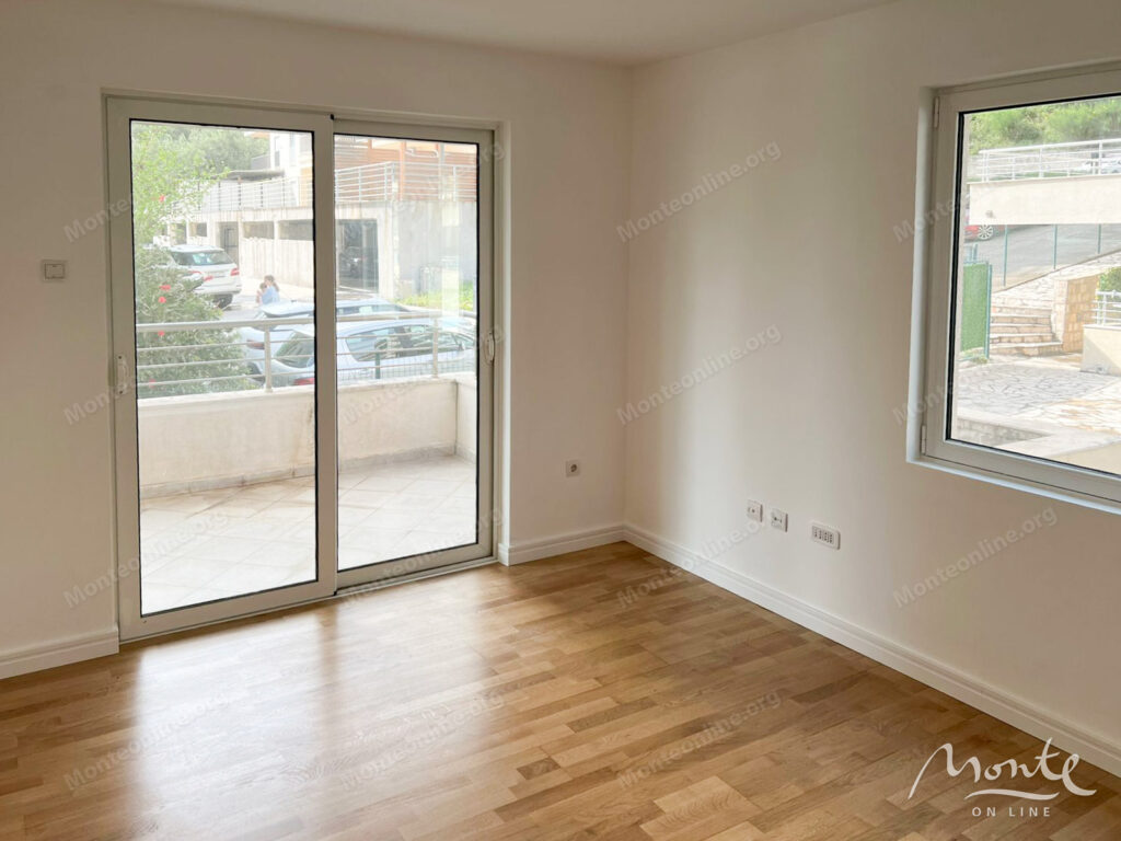 prostornaya kvartira s dvumya terrasami v petrovcze 03