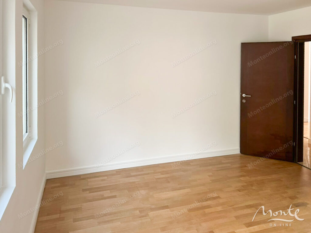 prostornaya kvartira s dvumya terrasami v petrovcze 04