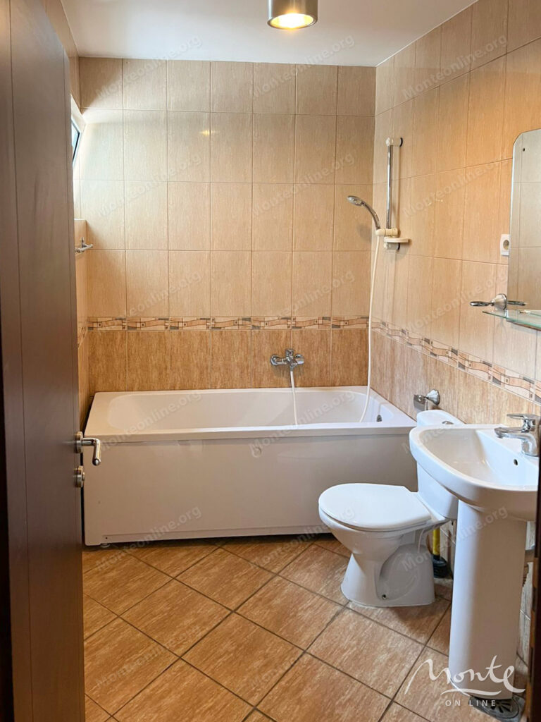 prostornaya kvartira s dvumya terrasami v petrovcze 07