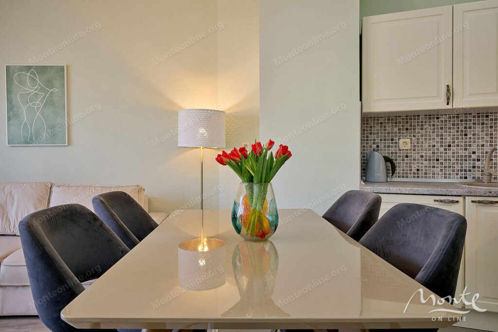 prostornaya kvartira s terrasoj i vidom na more belvedere residence bechichi 04